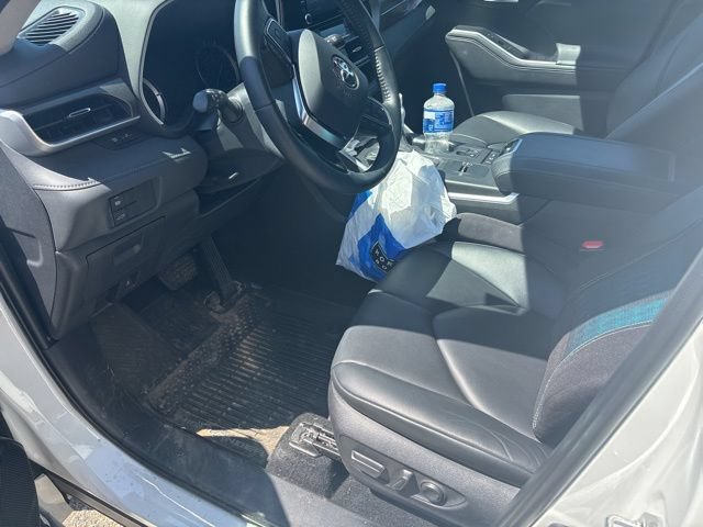 Used 2021 Toyota Highlander XLE AWD/4WD image 12