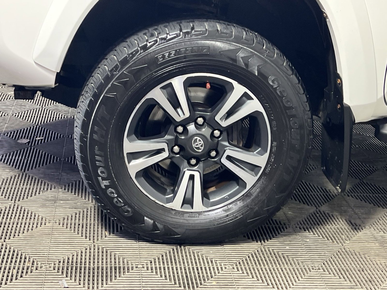 Used 2016 Toyota Tacoma TRD Sport w/ Towing Package image 12