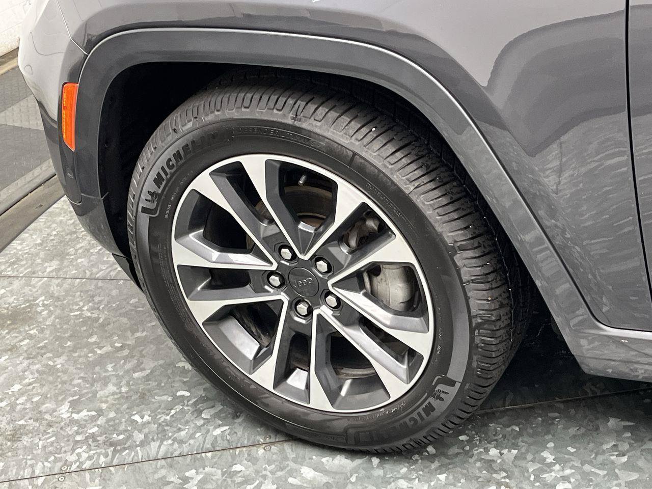 Used 2023 Jeep Grand Cherokee Overland AWD/4WD image 34