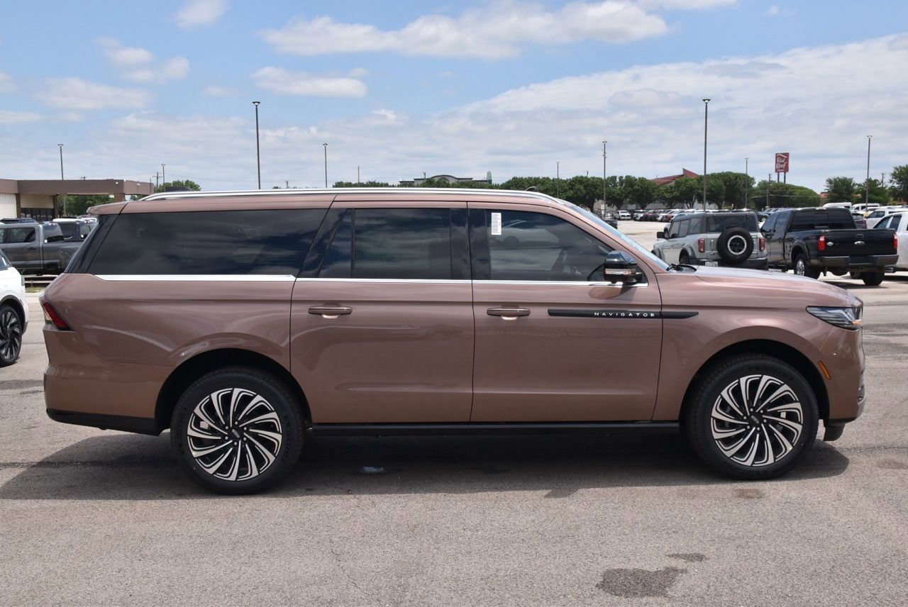 New 2026 Lincoln Navigator L Black Label AWD/4WD image 5