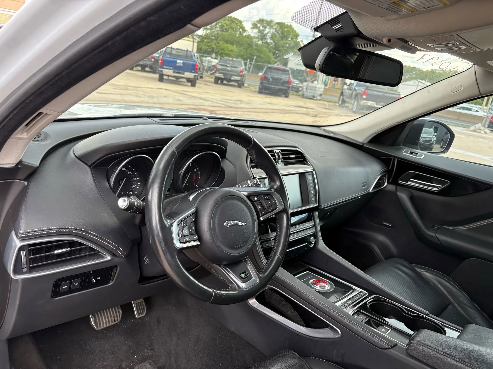 Used 2017 Jaguar F-PACE R-Sport image 10