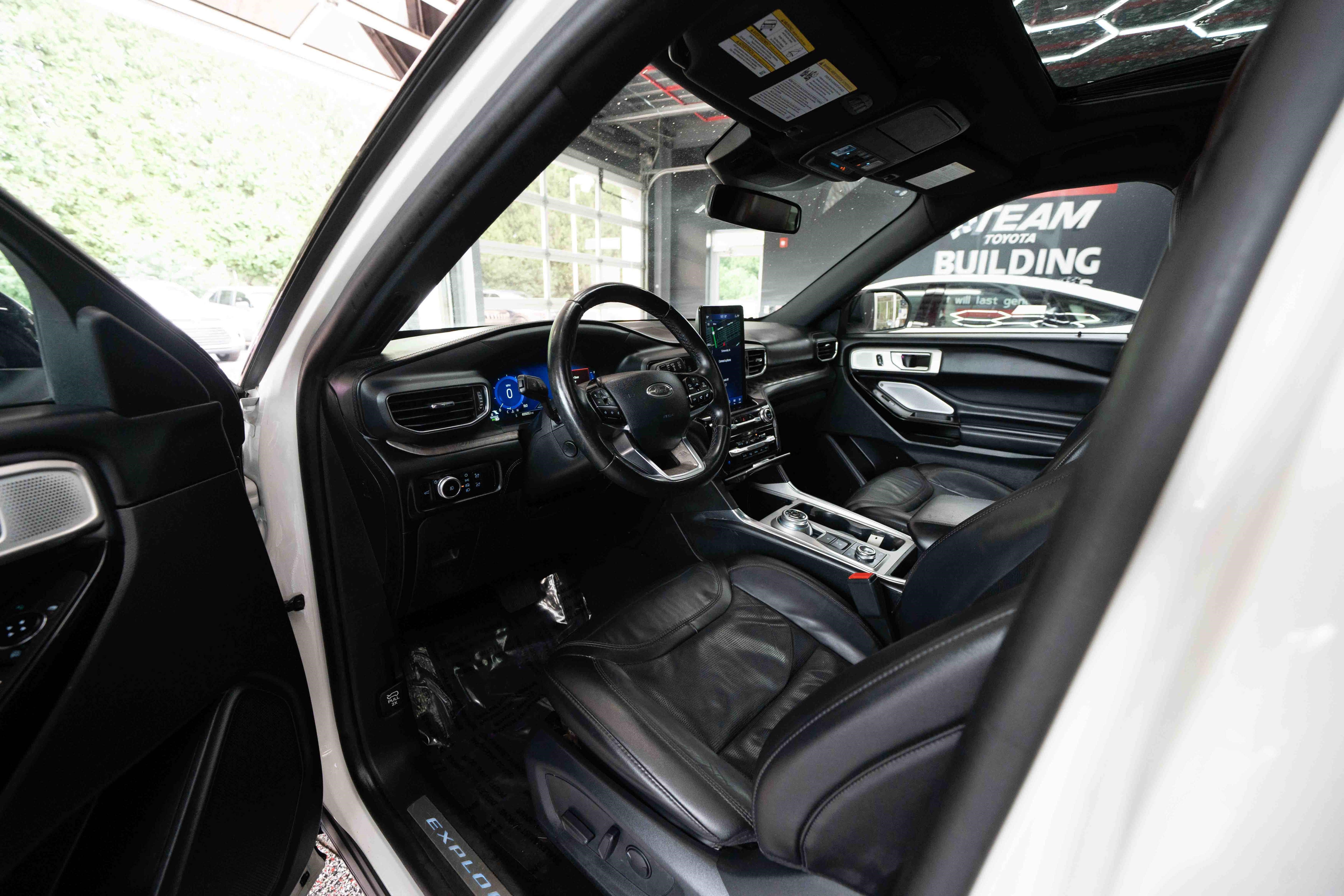 Used 2023 Ford Explorer Platinum w/ Technology Package AWD/4WD image 8