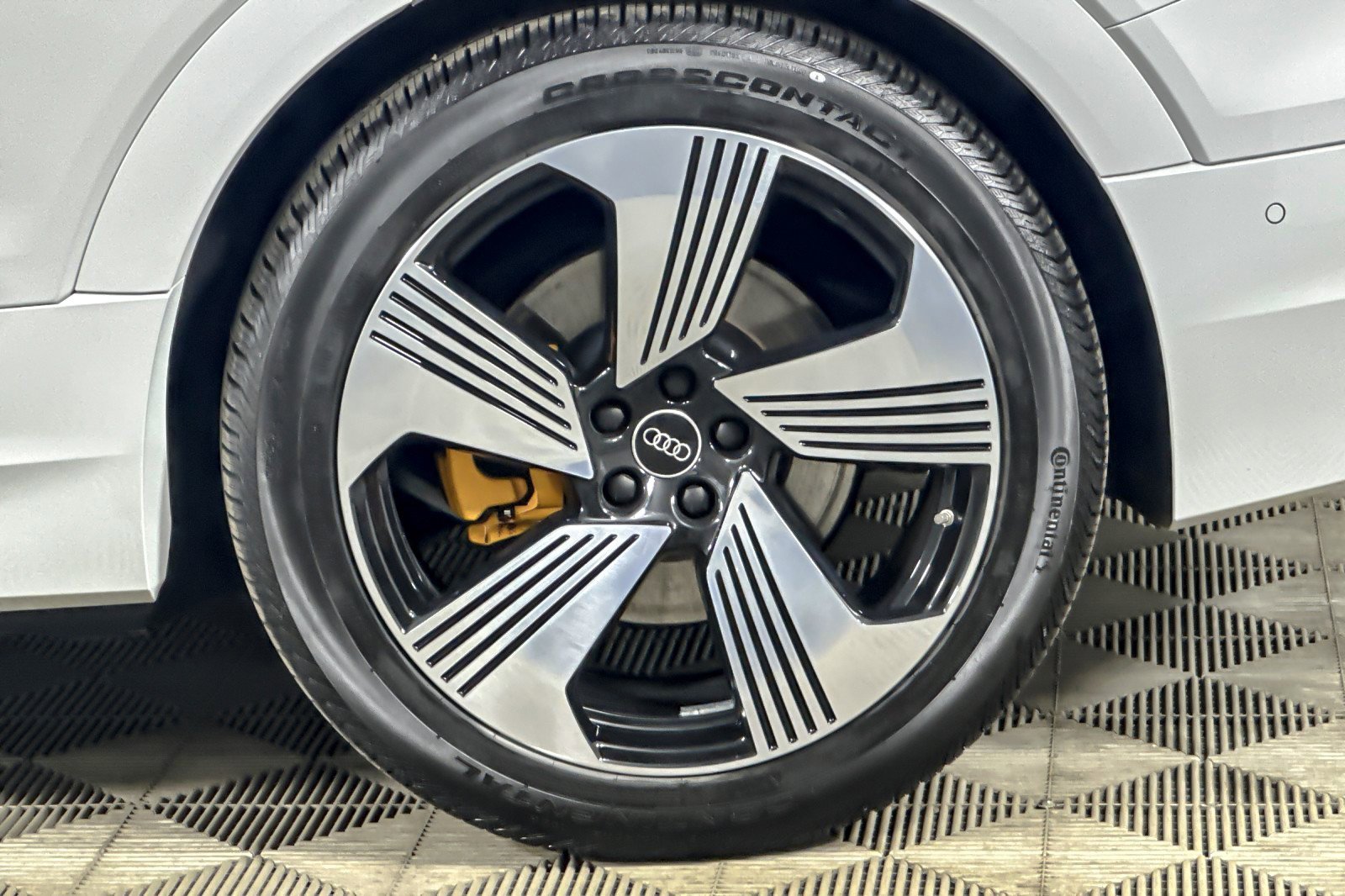 Used 2023 Audi e-tron Premium Plus w/ Premium Plus Package image 26