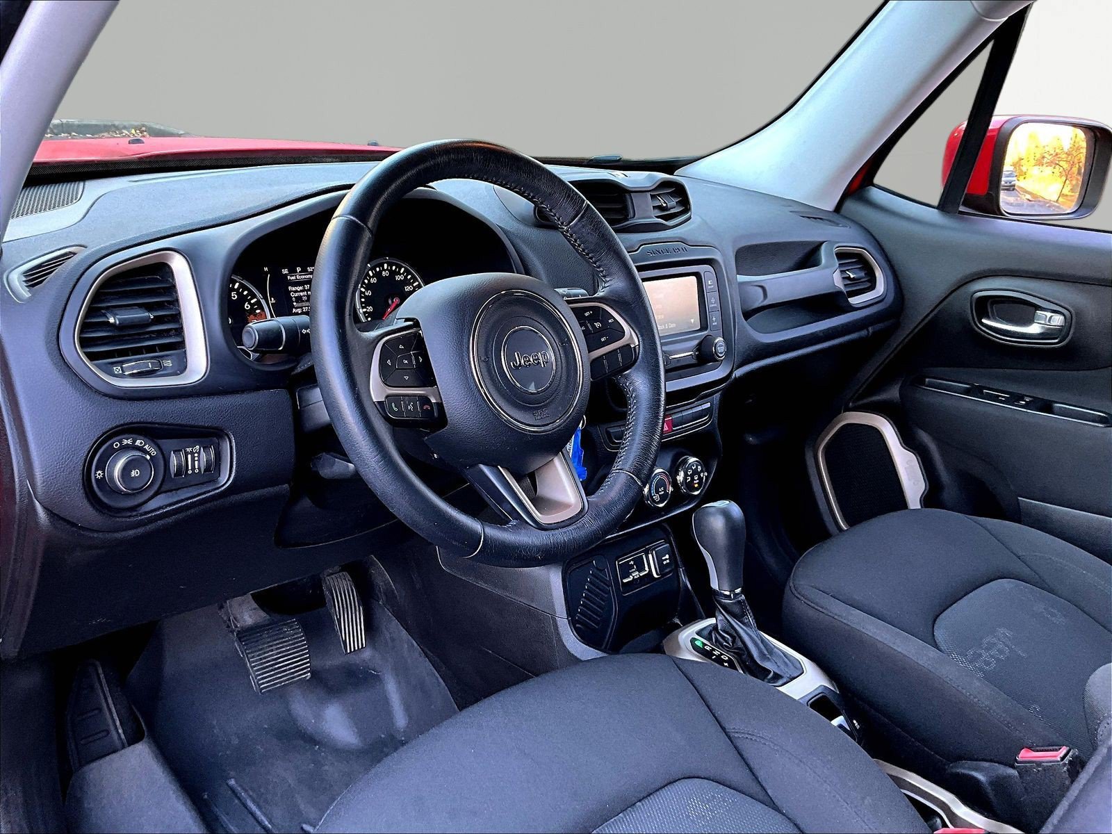 Used 2015 Jeep Renegade Latitude FWD image 16