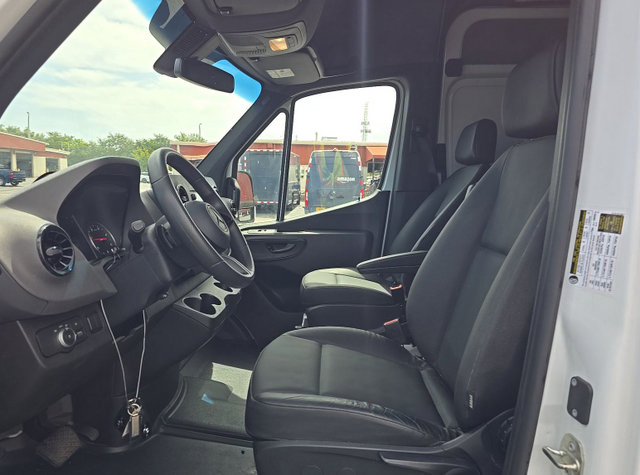 Used 2025 Mercedes-Benz Sprinter 2500 image 5