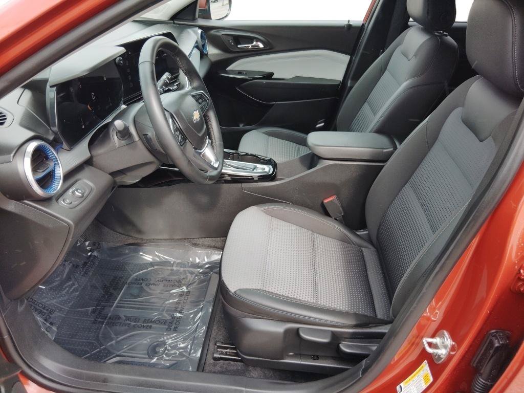 Used 2024 Chevrolet Trax LT w/ Driver Confidence Package FWD image 14