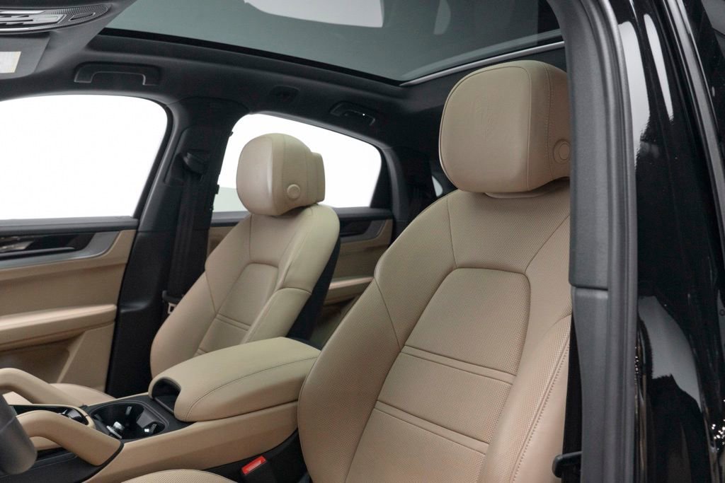 Used 2024 Porsche Cayenne Coupe image 12
