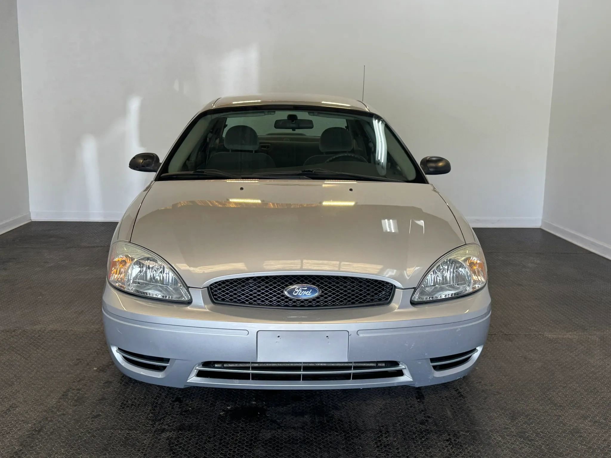 Used 2007 Ford Taurus SE FWD image 2