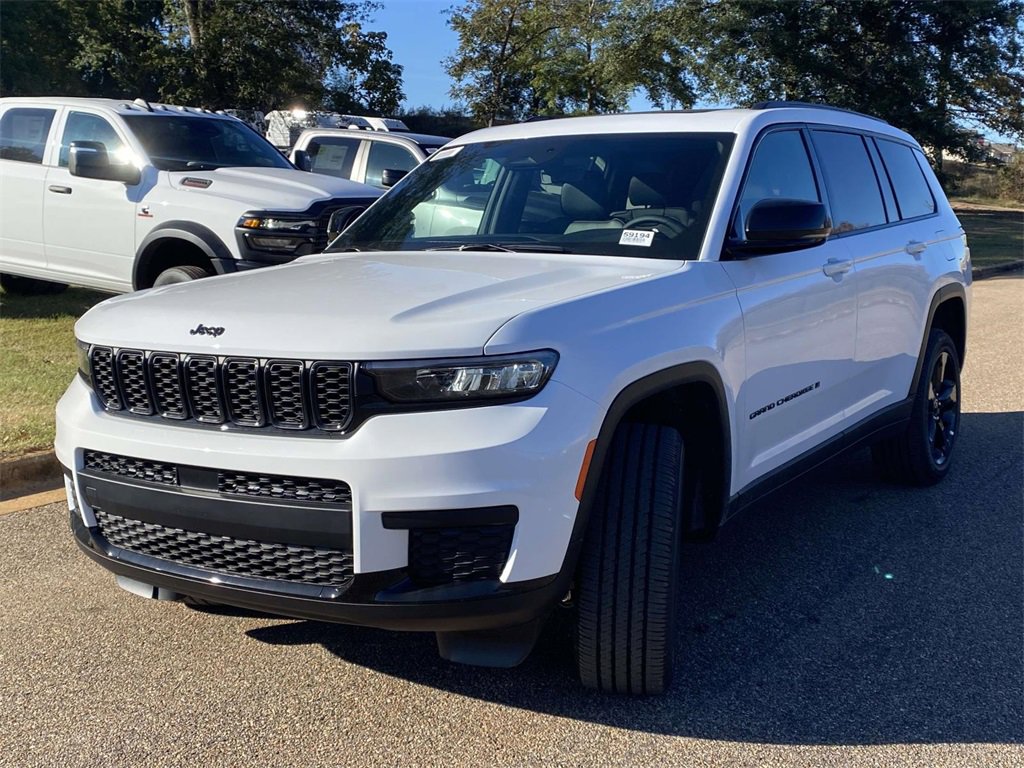 New 2025 Jeep Grand Cherokee L Altitude image 3