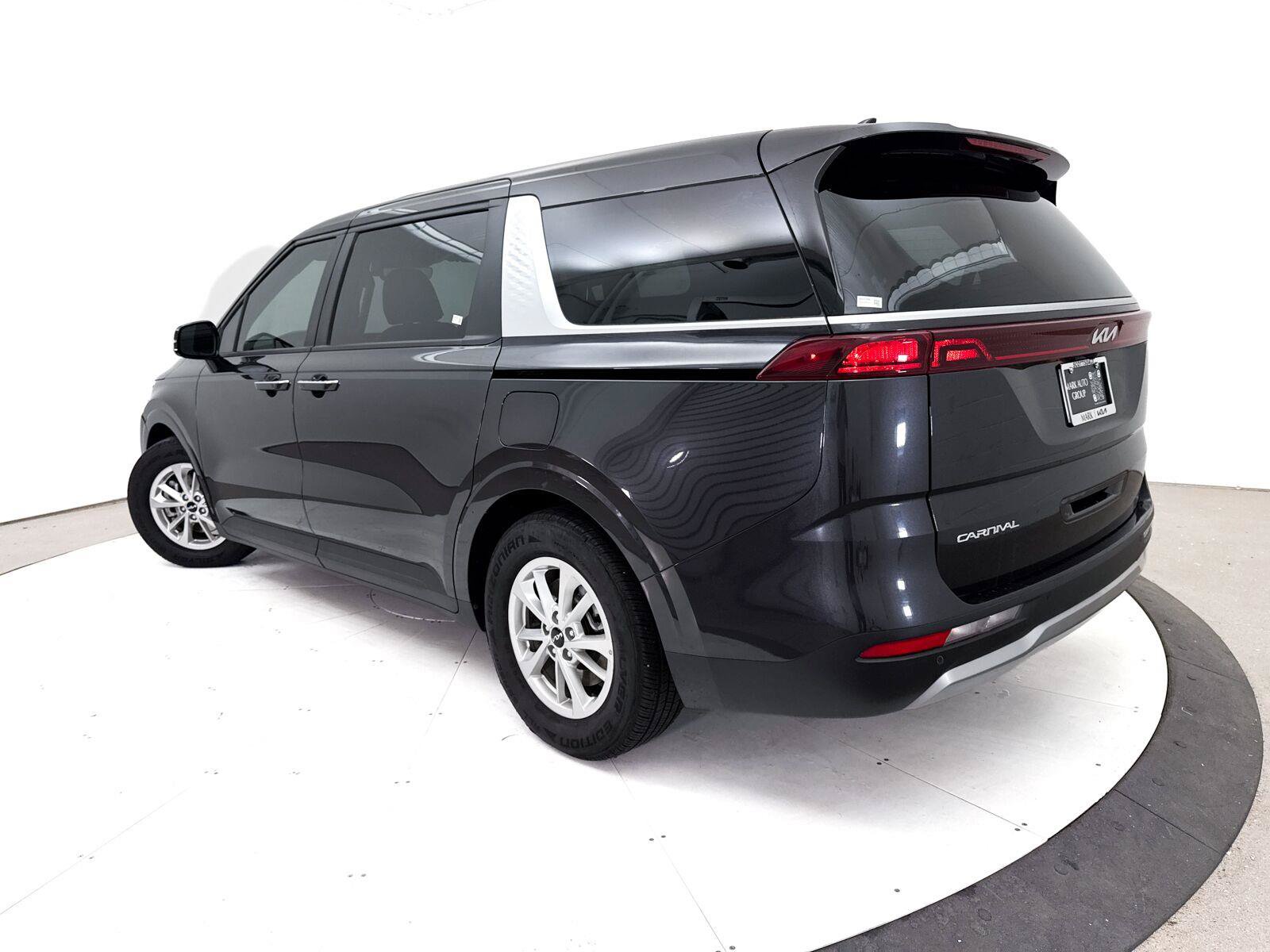 Used 2024 Kia Carnival LX FWD image 2