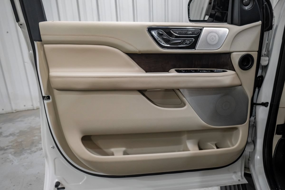Used 2020 Lincoln Navigator L Reserve w/ Luxury Package RWD image 44