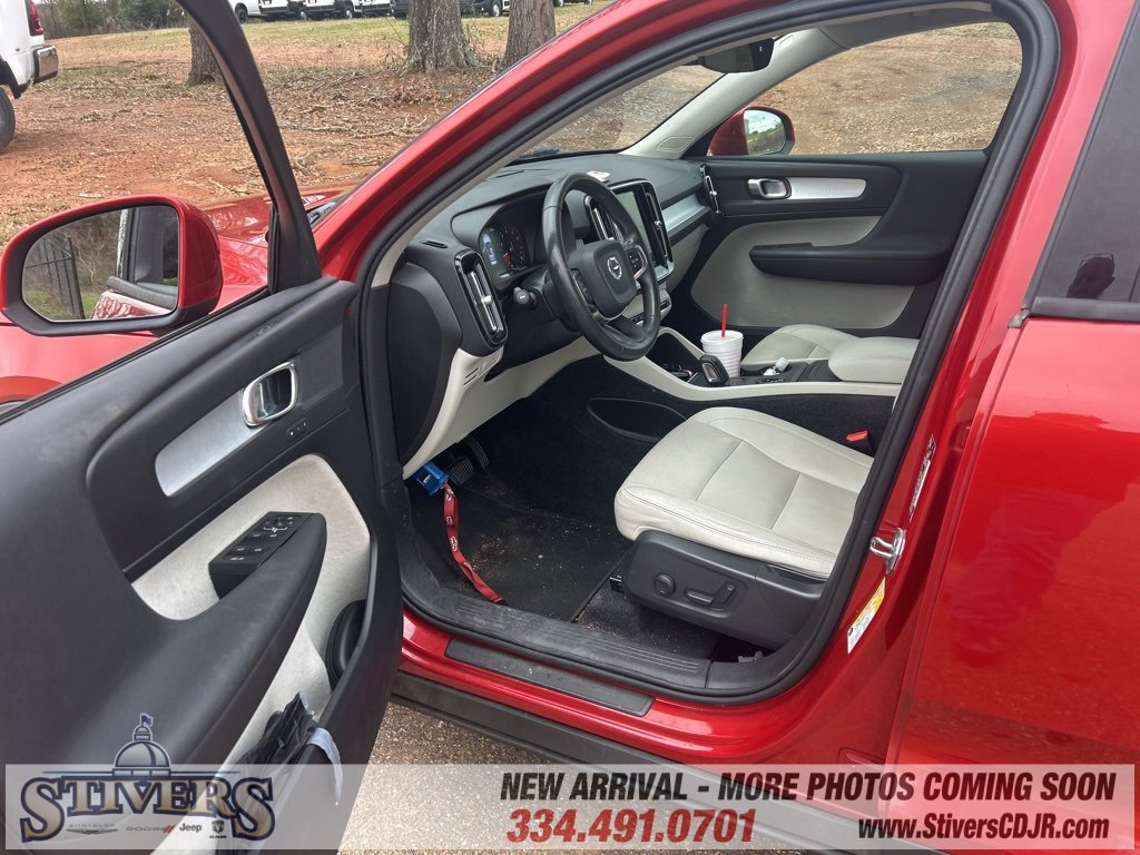 Used 2019 Volvo XC40 T4 Momentum image 8