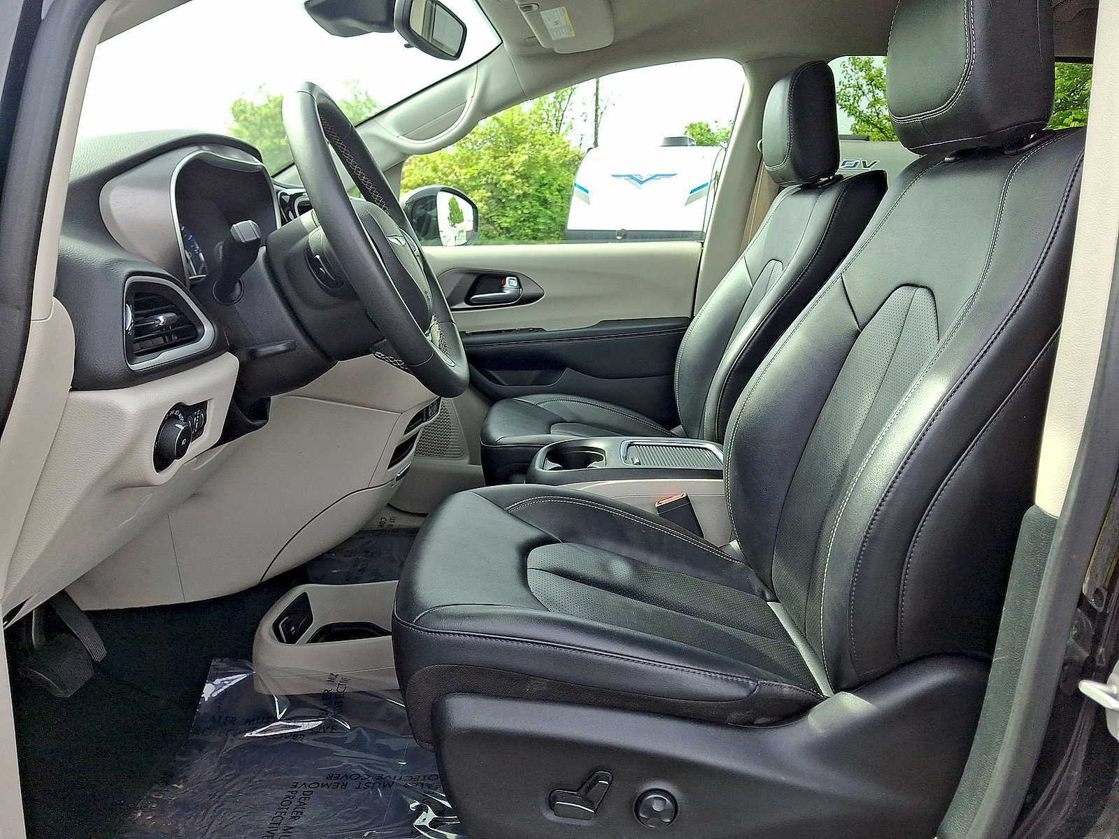Used 2024 Chrysler Pacifica Touring-L FWD image 11