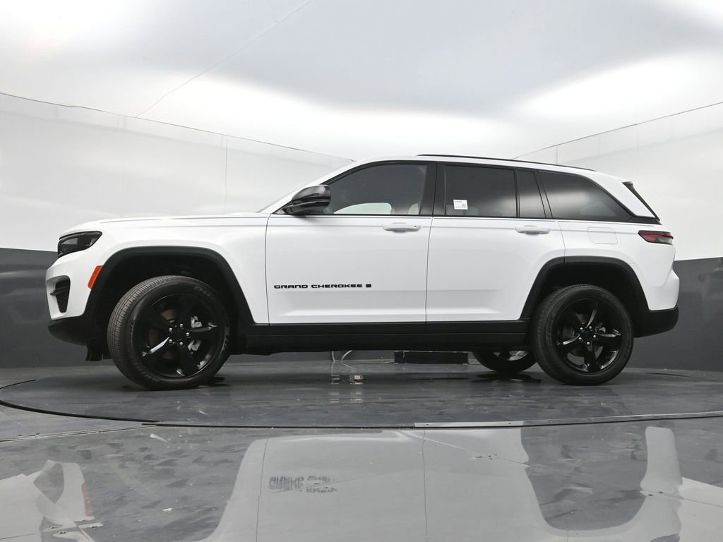 Used 2023 Jeep Grand Cherokee Altitude AWD/4WD image 30