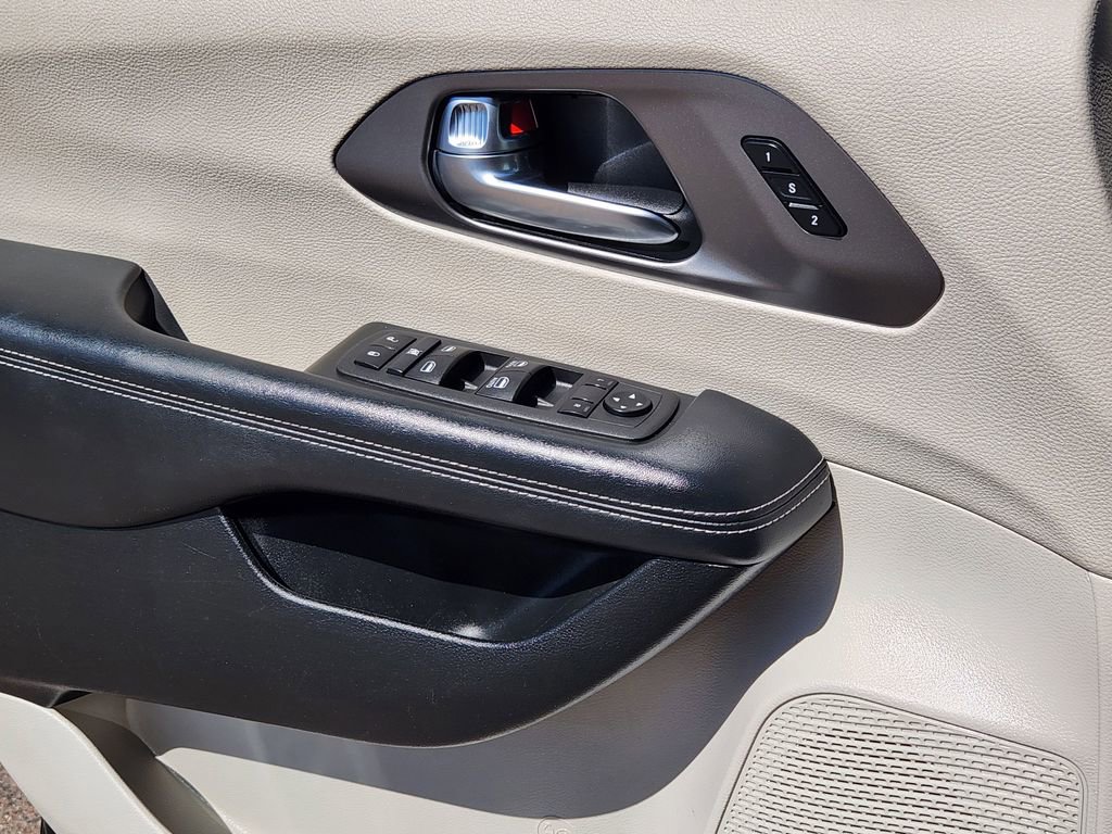 Used 2022 Chrysler Pacifica Touring-L FWD image 14