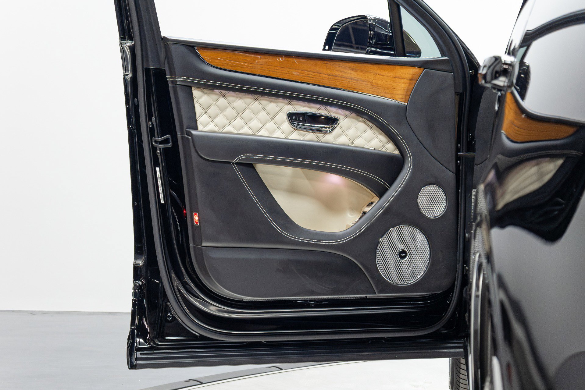 Used 2021 Bentley Bentayga w/ First Edition Specification AWD/4WD image 61