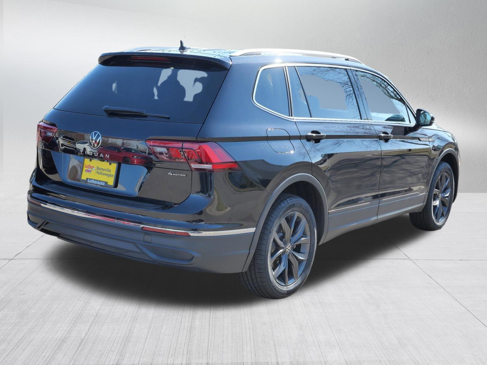Certified 2022 Volkswagen Tiguan SE w/ Panoramic Sunroof Package image 7