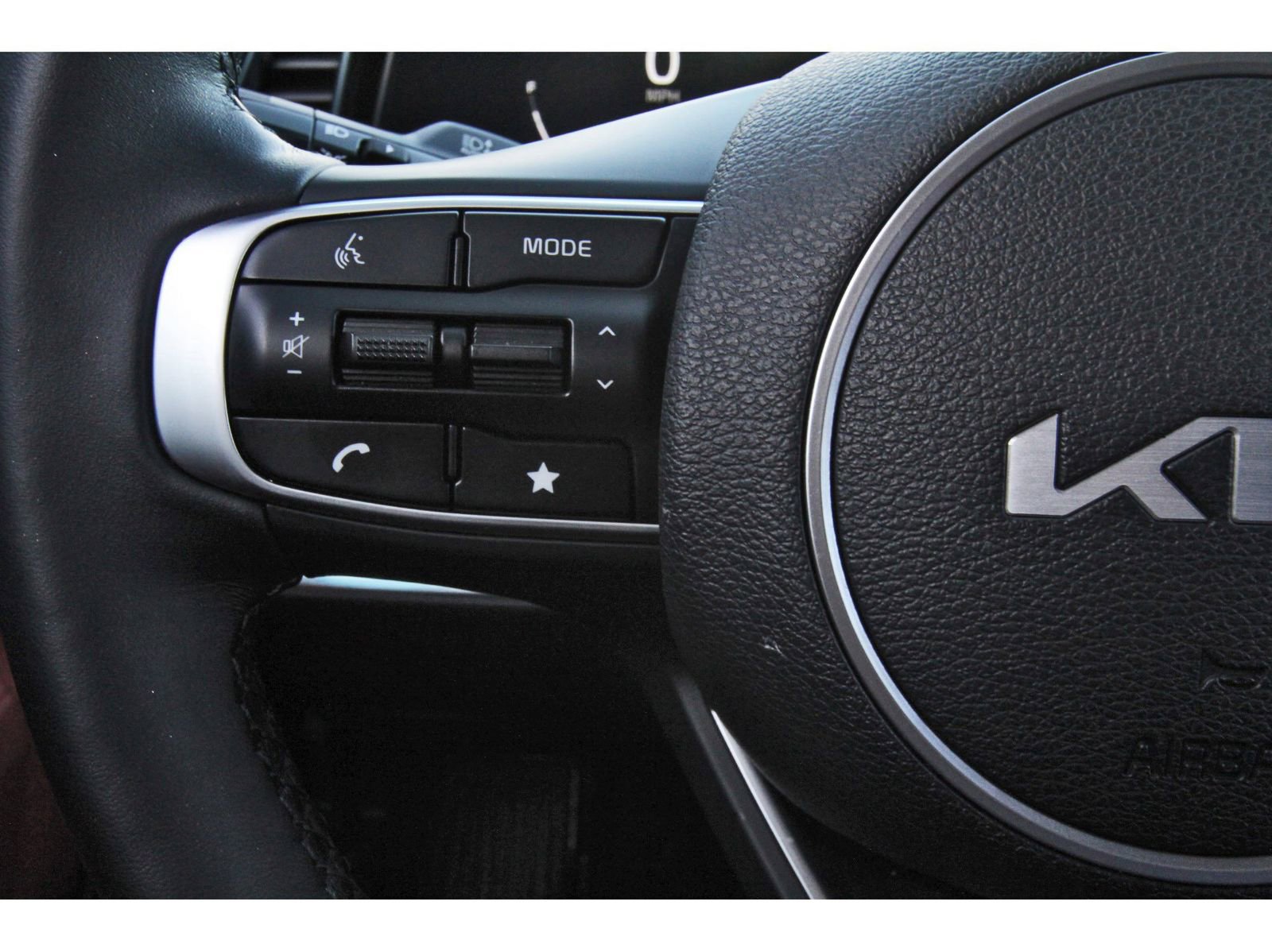 Used 2025 Kia Sportage SX image 18