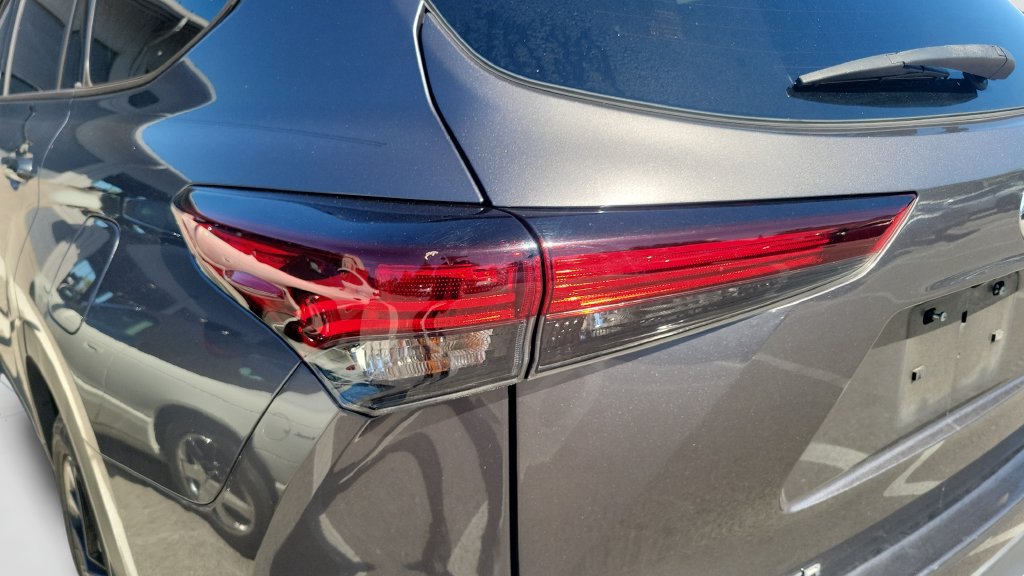 Used 2024 Toyota Highlander XSE FWD image 9