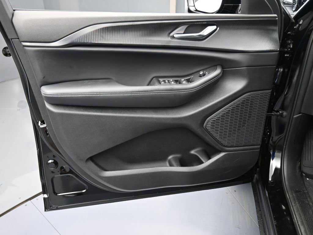 New 2025 Jeep Grand Cherokee Altitude image 12