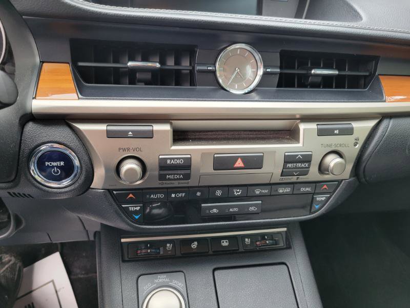 Used 2015 Lexus ES 300h w/ Navigation System Package image 19