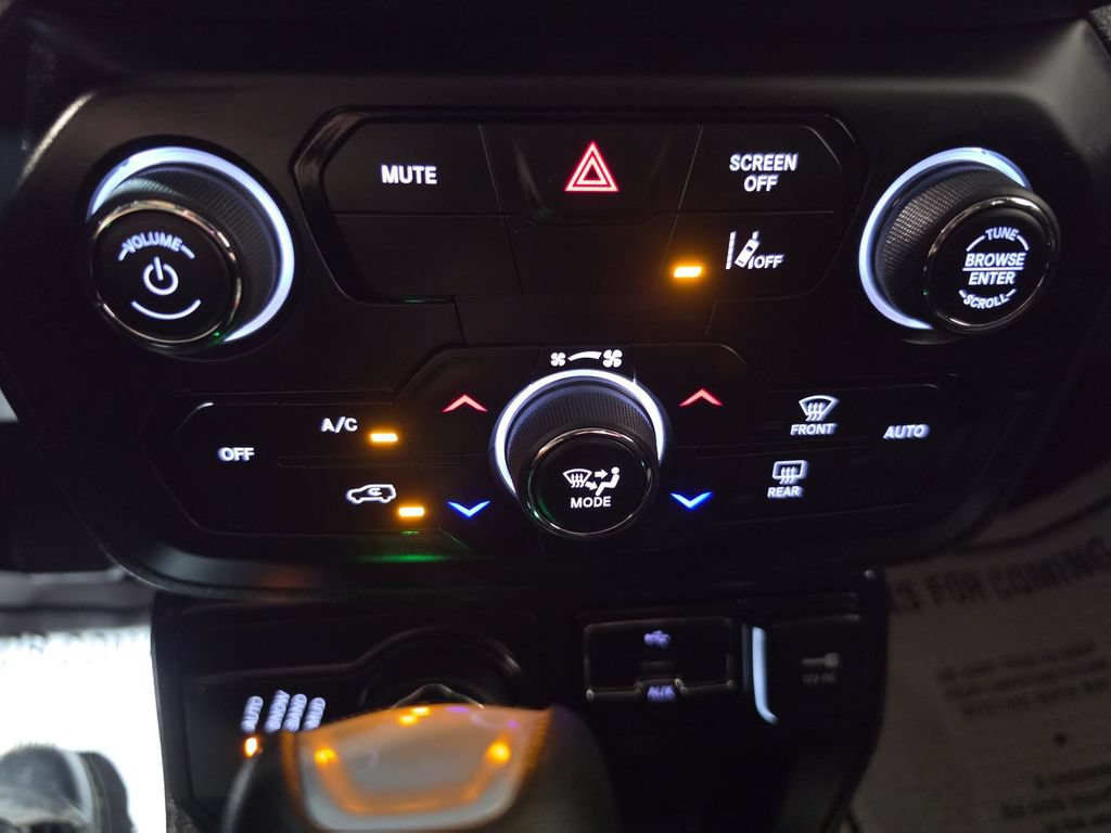 Used 2023 Jeep Renegade Latitude AWD/4WD image 16