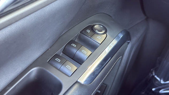 Used 2025 Chevrolet Traverse LT FWD image 13
