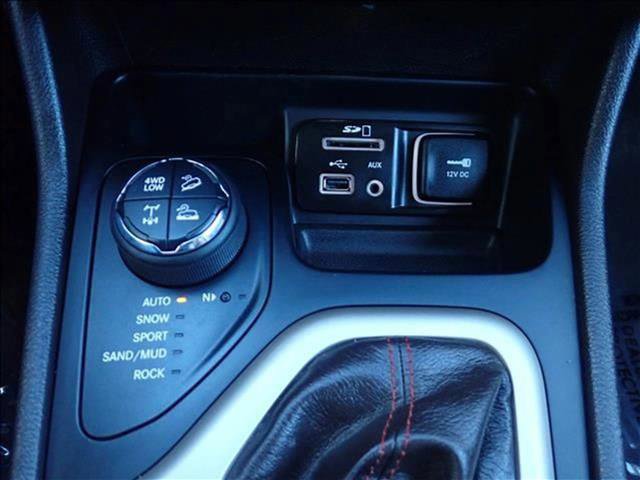 Used 2017 Jeep Cherokee Trailhawk AWD/4WD image 21