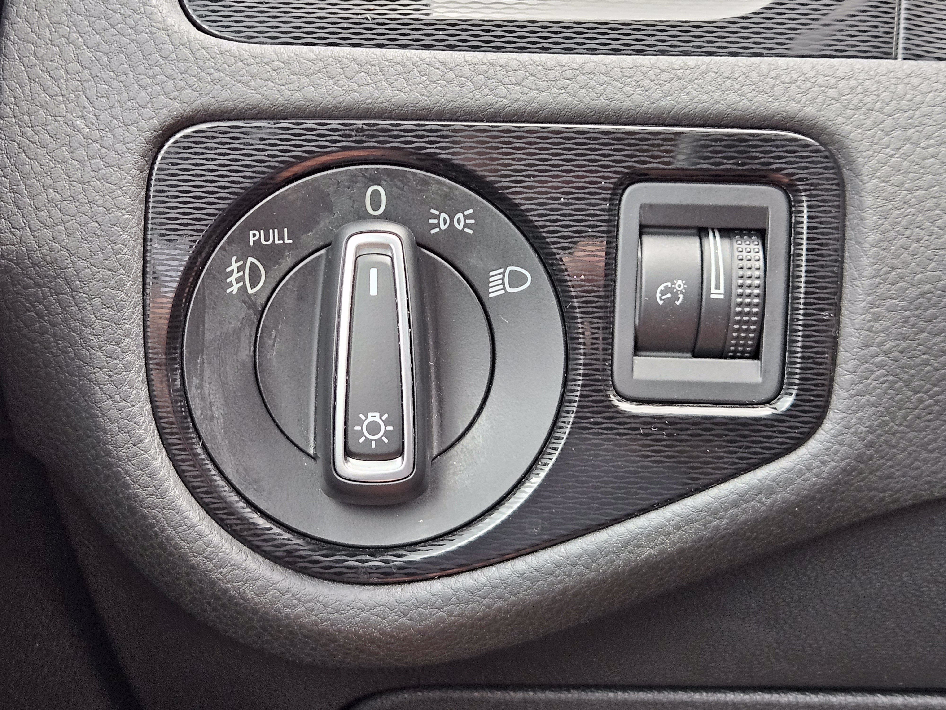 Used 2017 Volkswagen Golf 4-Door FWD image 23