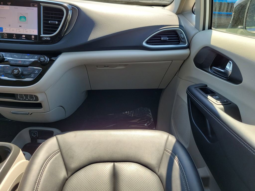 Used 2024 Chrysler Pacifica Touring-L FWD image 17