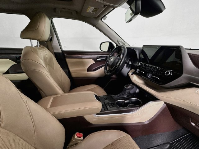 Used 2022 Toyota Highlander Limited FWD image 26