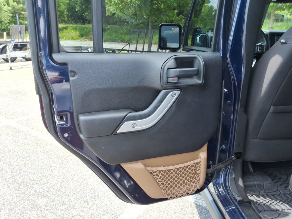 Used 2013 Jeep Wrangler Unlimited Rubicon w/ Connectivity Group AWD/4WD image 19