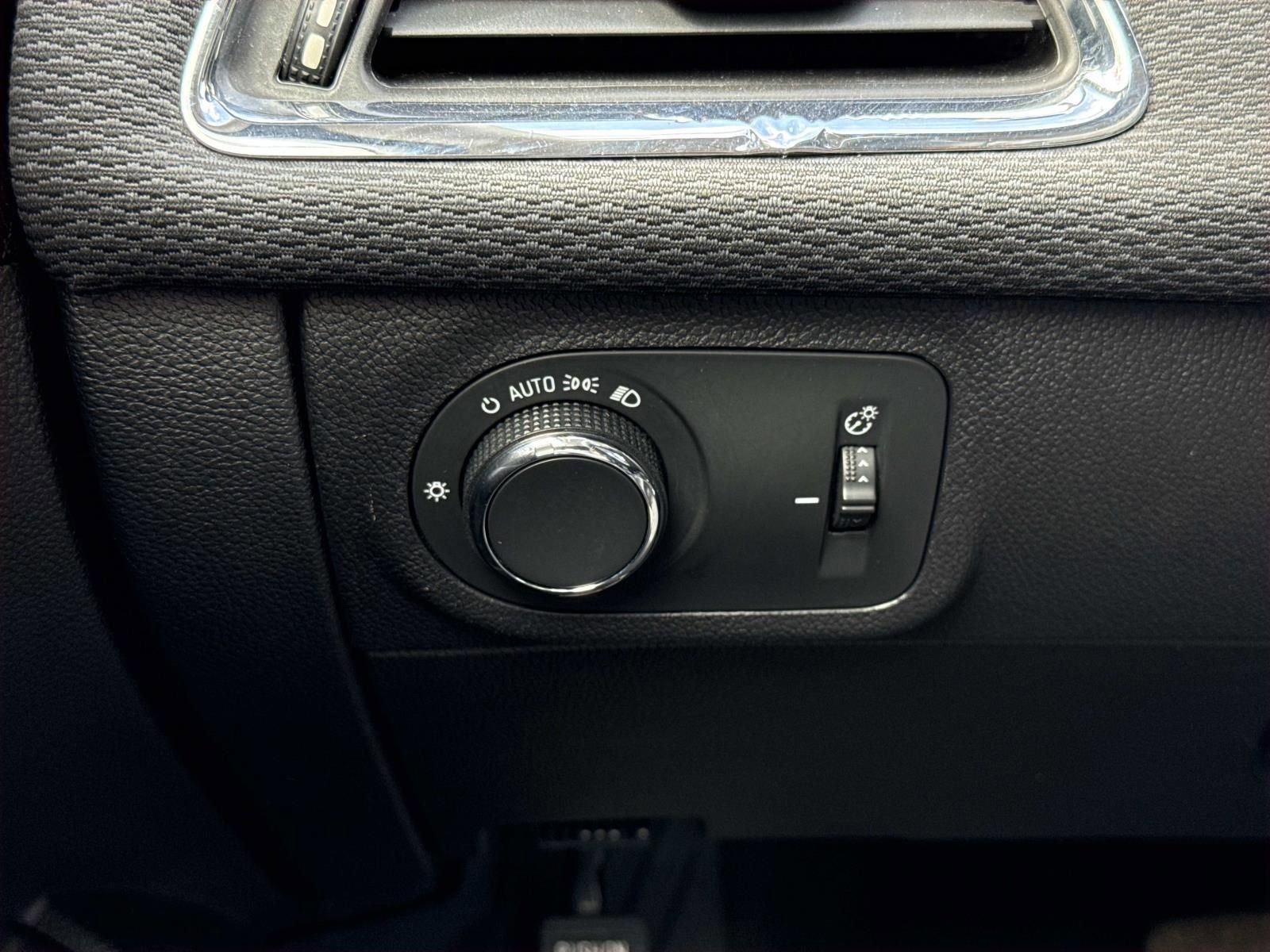 Used 2018 Chevrolet Cruze LT w/ Convenience Package image 19