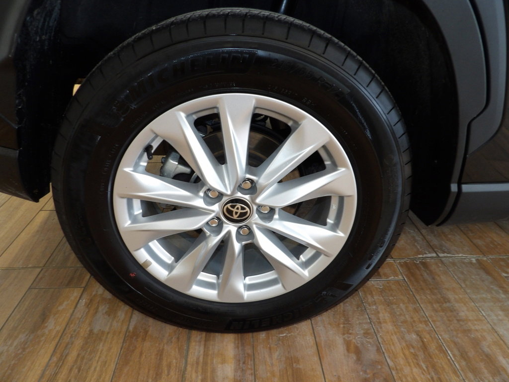 Used 2025 Toyota Corolla Cross LE image 5
