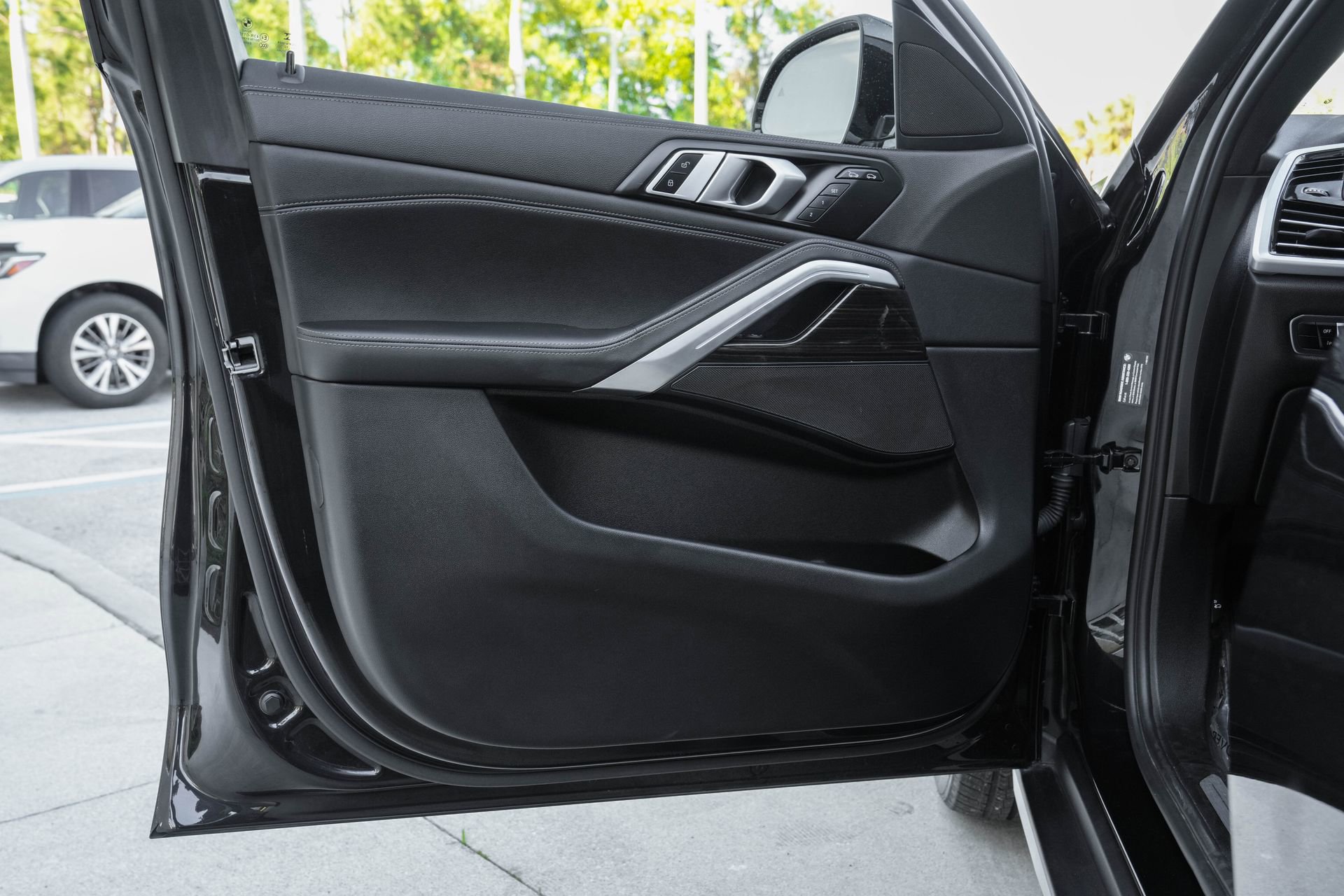Used 2023 BMW X6 xDrive40i w/ Climate Comfort Package image 32