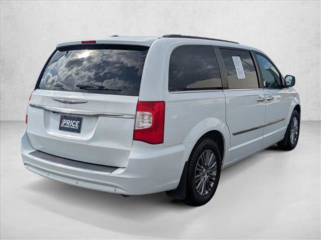 Used 2014 Chrysler Town & Country Touring-L w/ Driver Convenience Group image 5