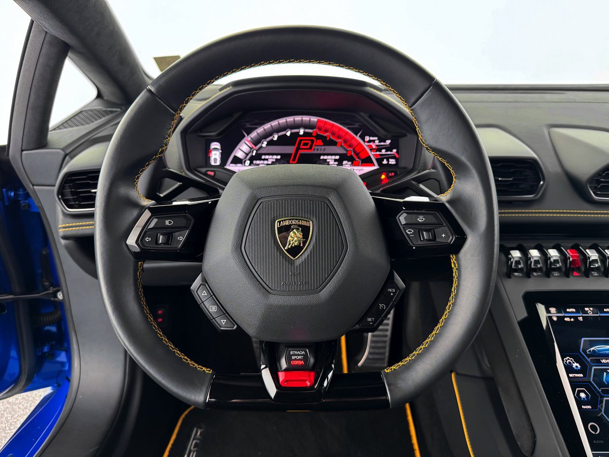 Used 2020 Lamborghini Huracan EVO image 11