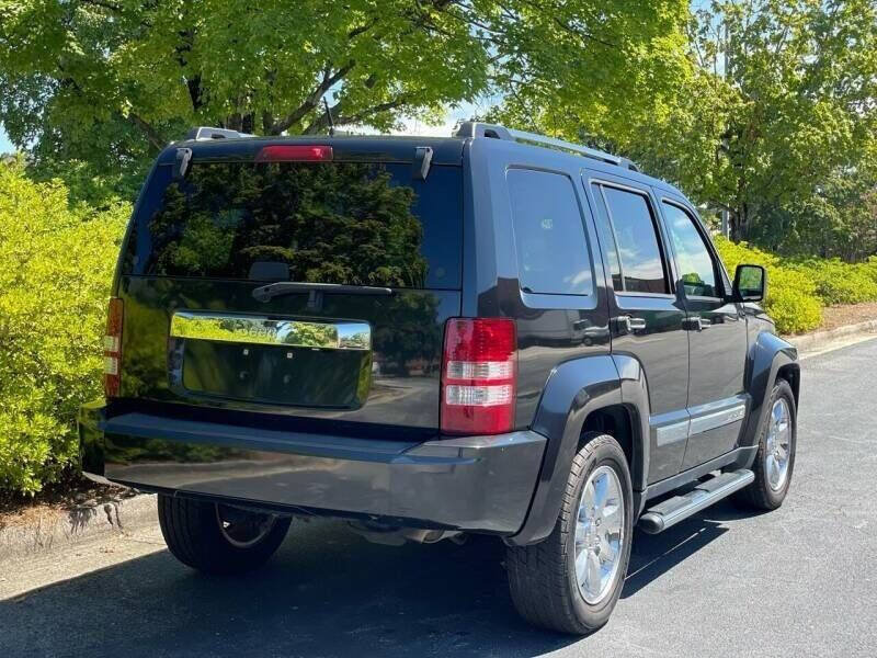 Used 2010 Jeep Liberty Limited w/ Tire & Wheel Group RWD image 7
