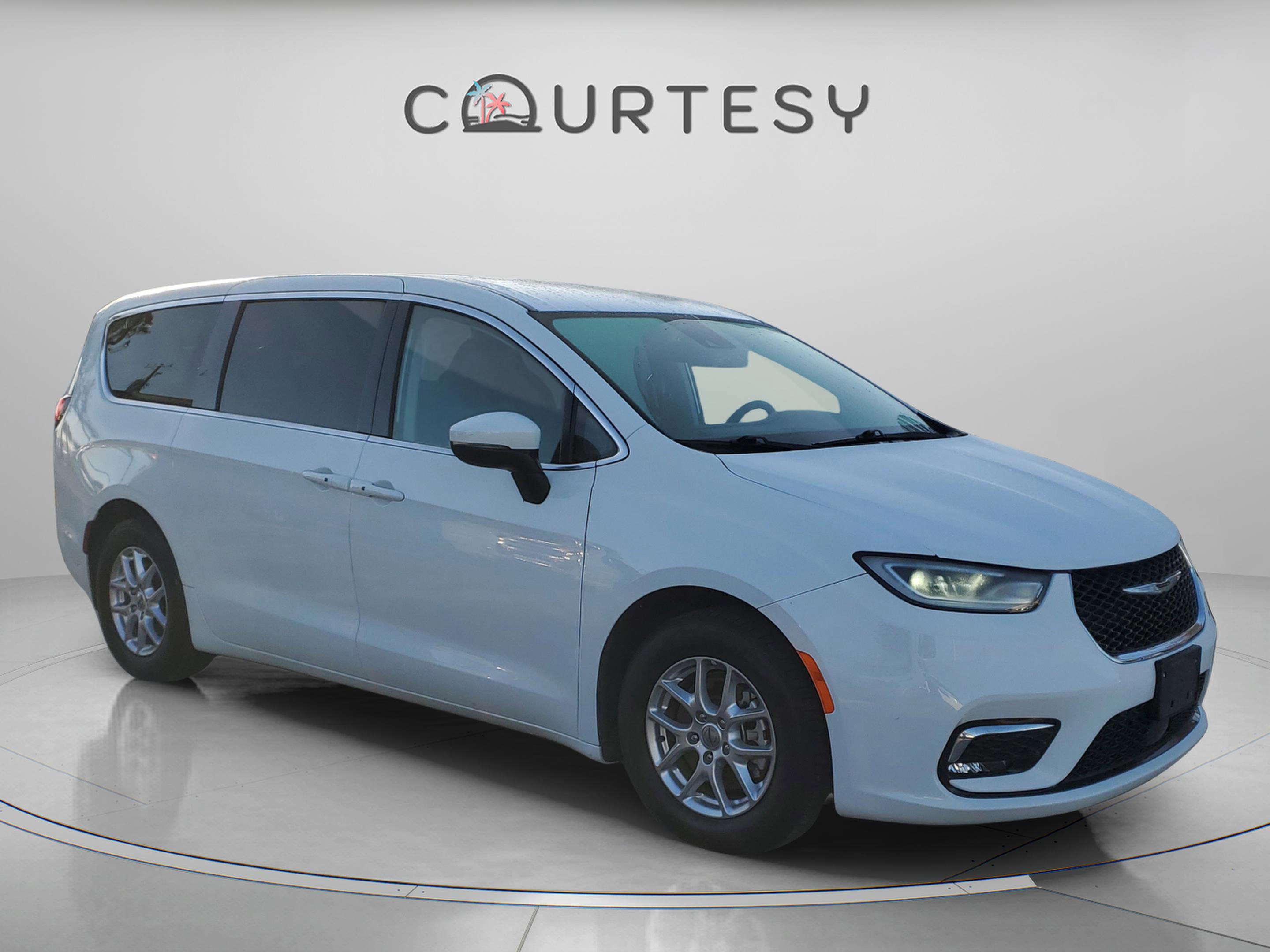 Used 2023 Chrysler Pacifica Touring-L image 5