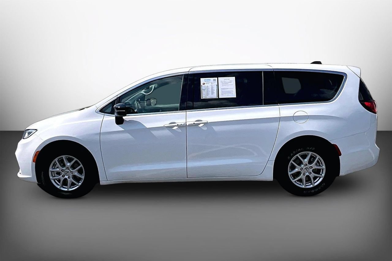 Used 2024 Chrysler Pacifica Touring-L FWD image 5