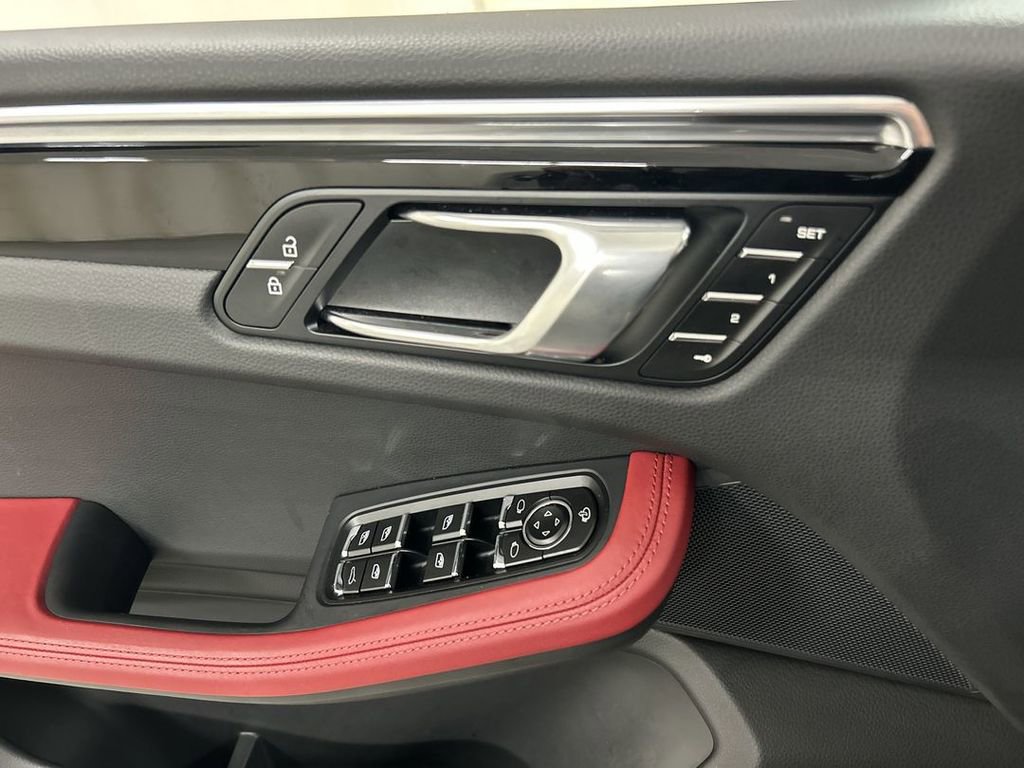 Certified 2025 Porsche Macan image 12