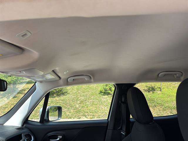 Used 2021 Jeep Renegade Latitude w/ Luxury Group I image 14