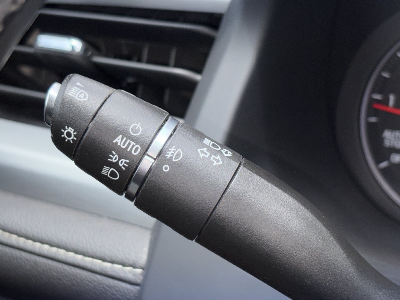 Used 2023 GMC Acadia SLT FWD image 9