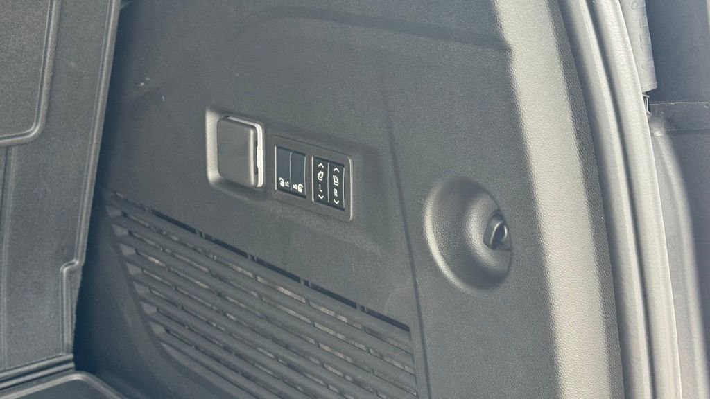 Used 2025 GMC Yukon Denali w/ Advanced Technology Package image 10