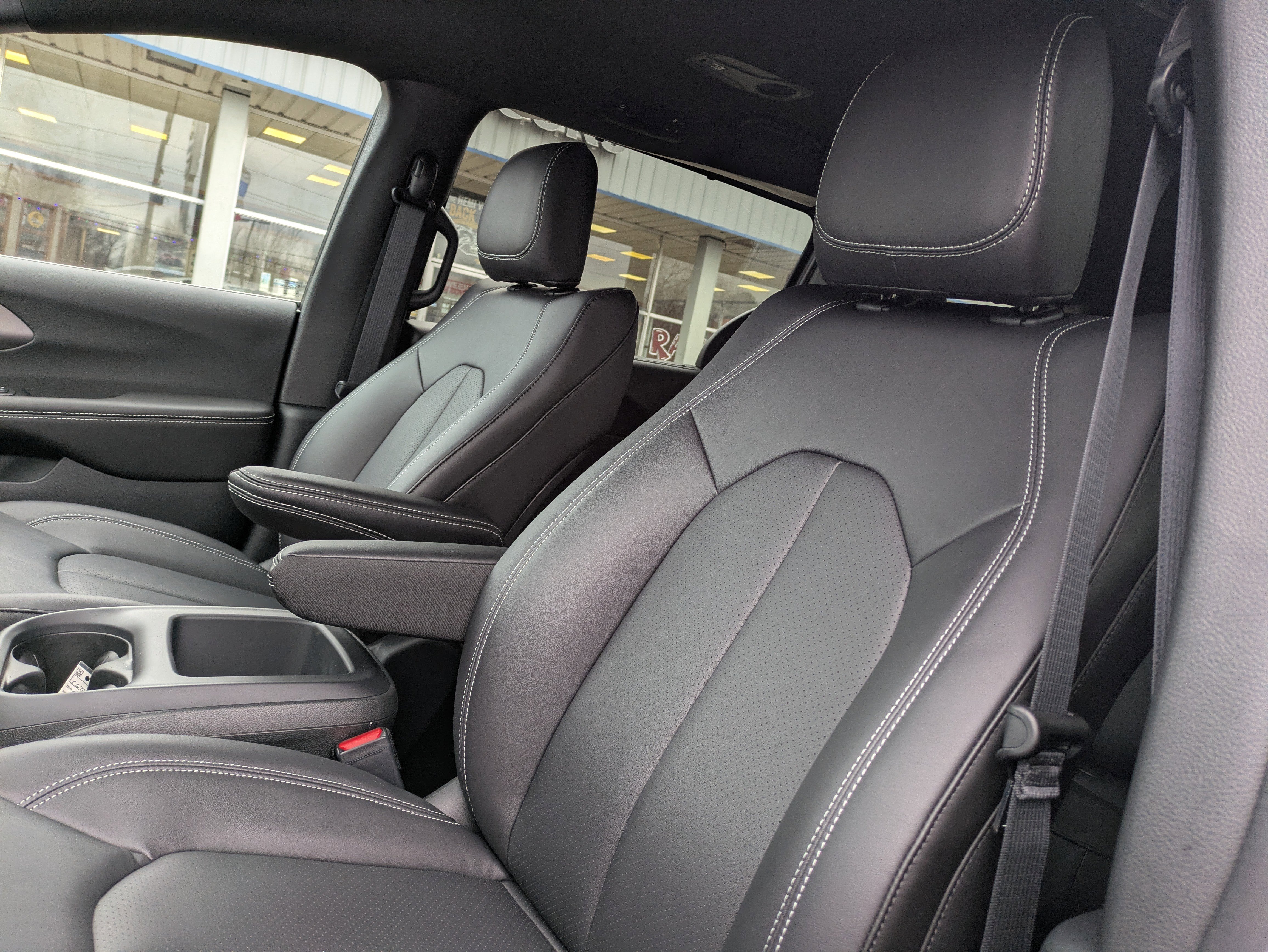 Used 2026 Chrysler Pacifica Select image 8