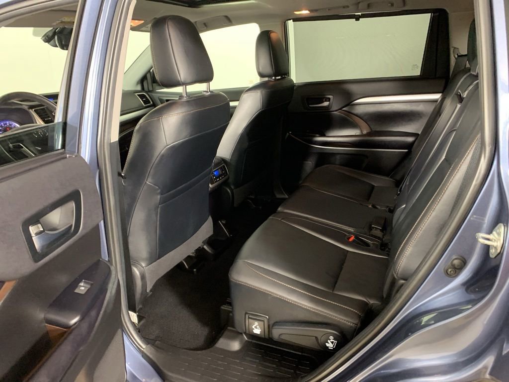 Used 2019 Toyota Highlander XLE AWD/4WD image 33