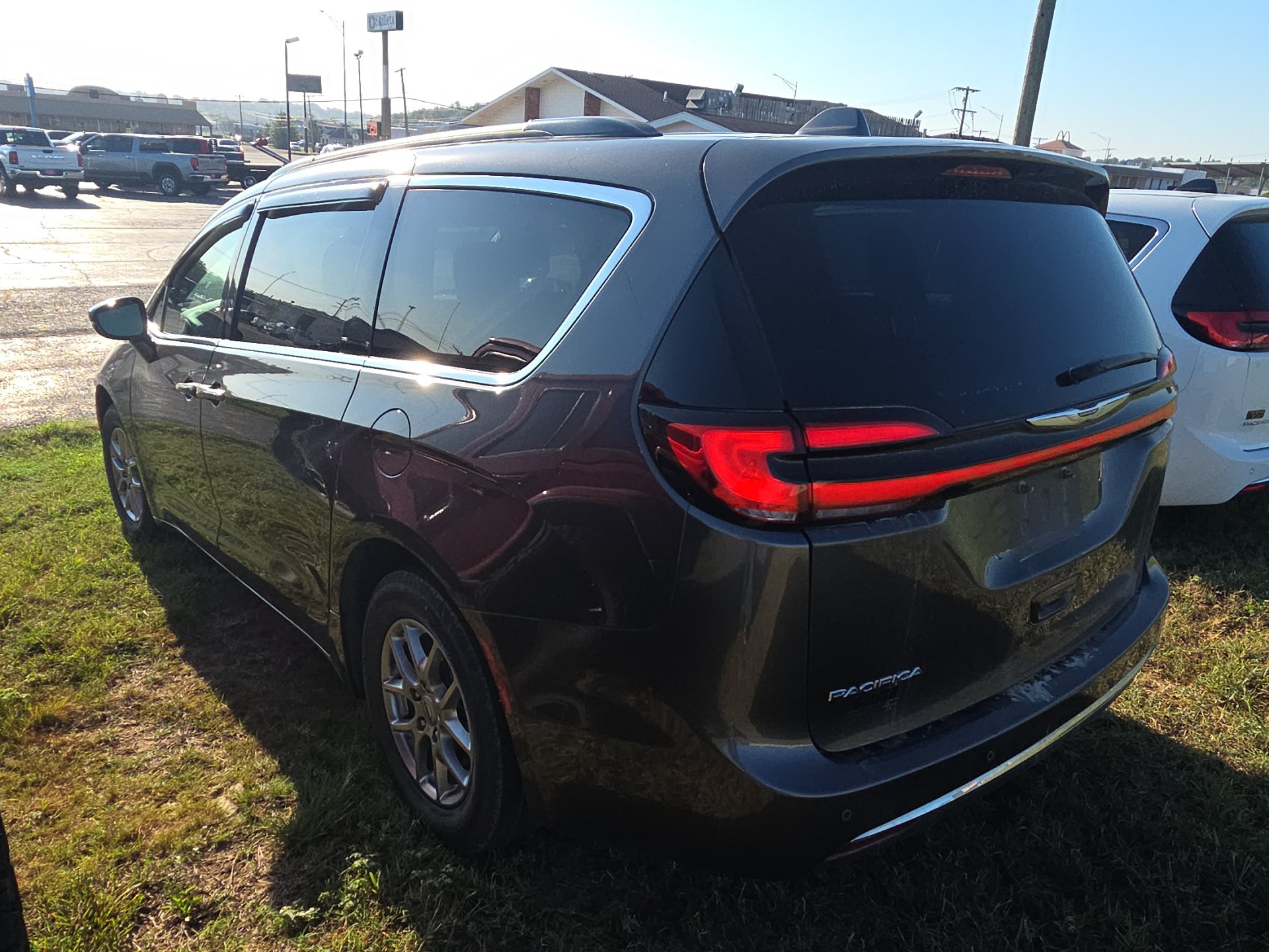 Used 2021 Chrysler Pacifica Touring FWD image 4