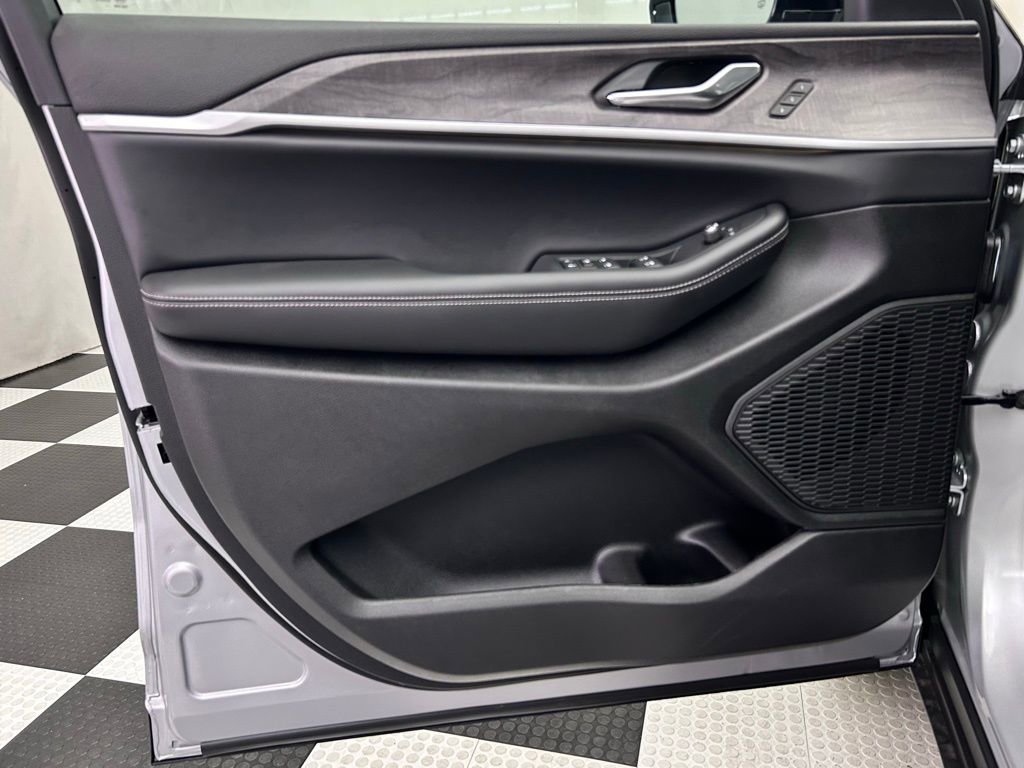 New 2025 Jeep Grand Cherokee Limited w/ Black Appearance Package image 13