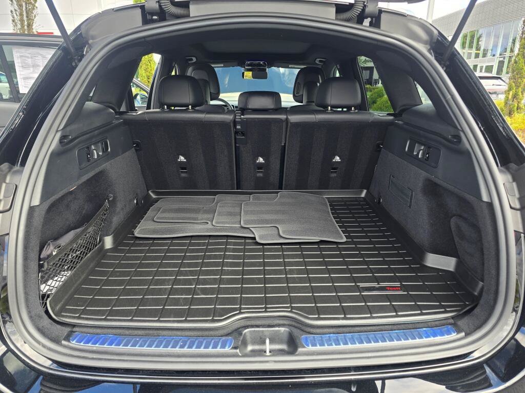 Used 2025 Mercedes-Benz GLC 300 4MATIC image 11