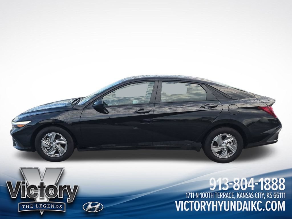 Used 2025 Hyundai Elantra SE FWD image 2